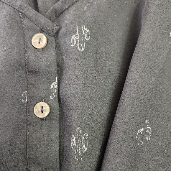 Torrid Women's Black Short Sleeve Blouse, Silver Shiny Cacti Print Size 1 light - Picture 4 of 9